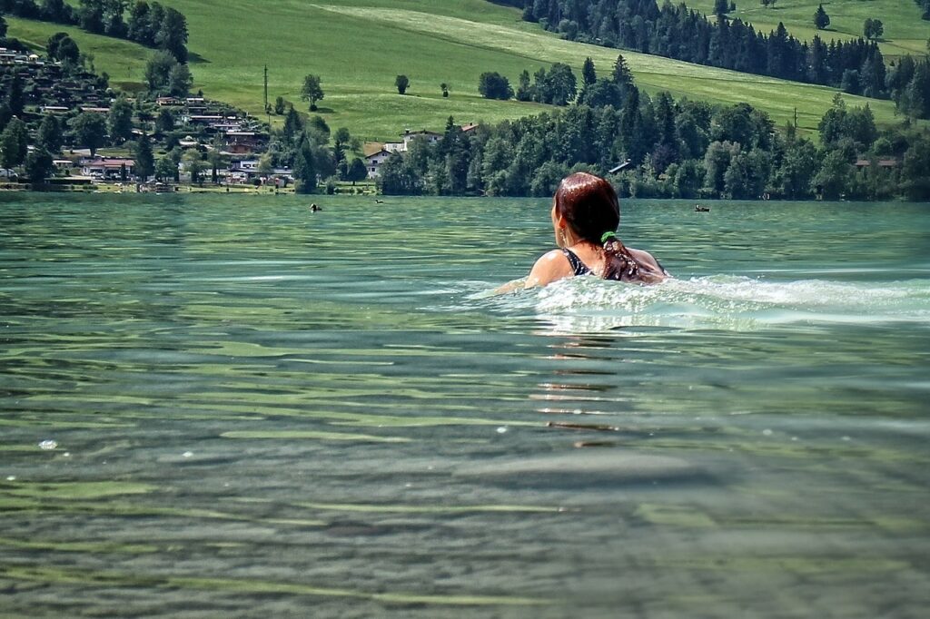 Nage en lac dts Antranias via Pixabay