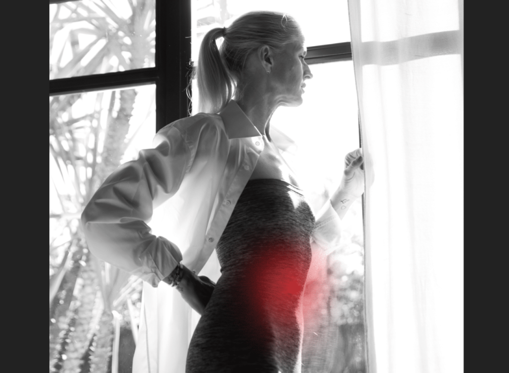 Joelle fenetre n et b point rouge photo principale