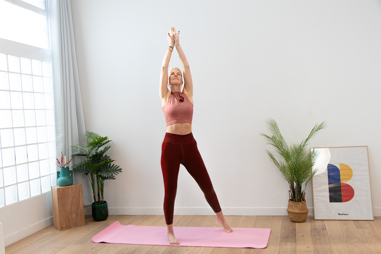 Joelle prend un moment pour soi avec un exercice en souriant